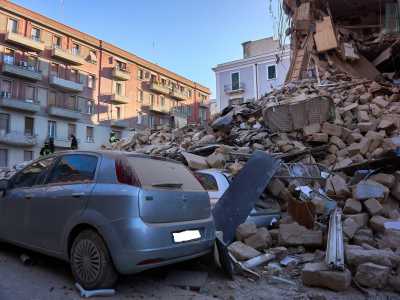 Palazzina crollata a Bari, si continua a scavare: le immagini